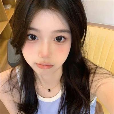 与一位女士合影